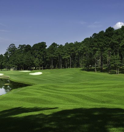 Mystic Creek Golf Hole with lake on side